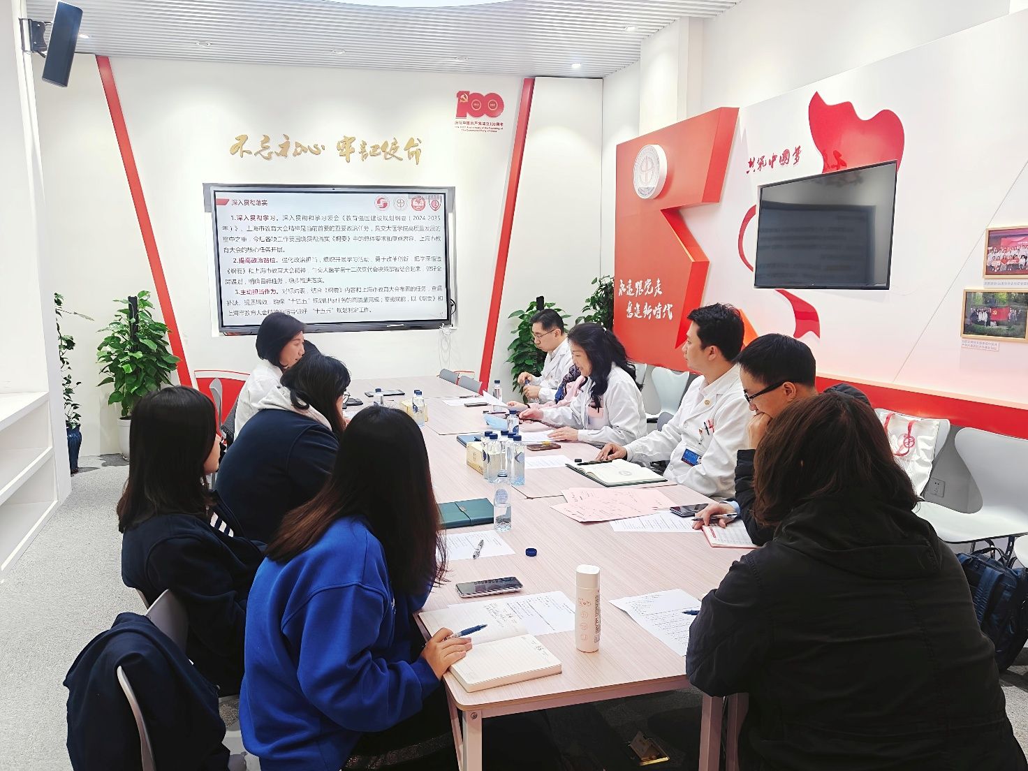 一群人坐在桌子前AI 生成的内容可能不正确。