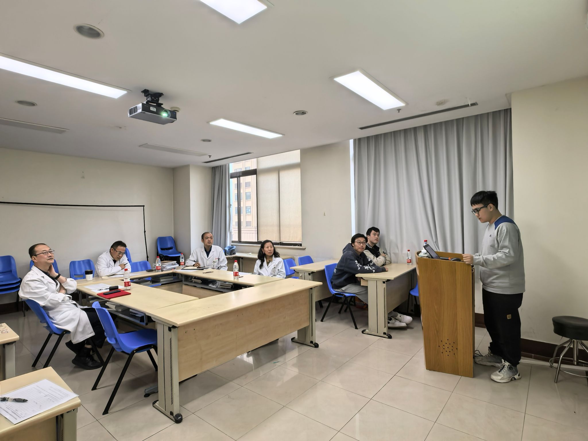 yl23411永利医学技术学院医学检验技术系顺利举办第十七期老员工创新训练计划结题评审会暨第十一届“欧蒙杯”老员工科研创新奖学金评选会